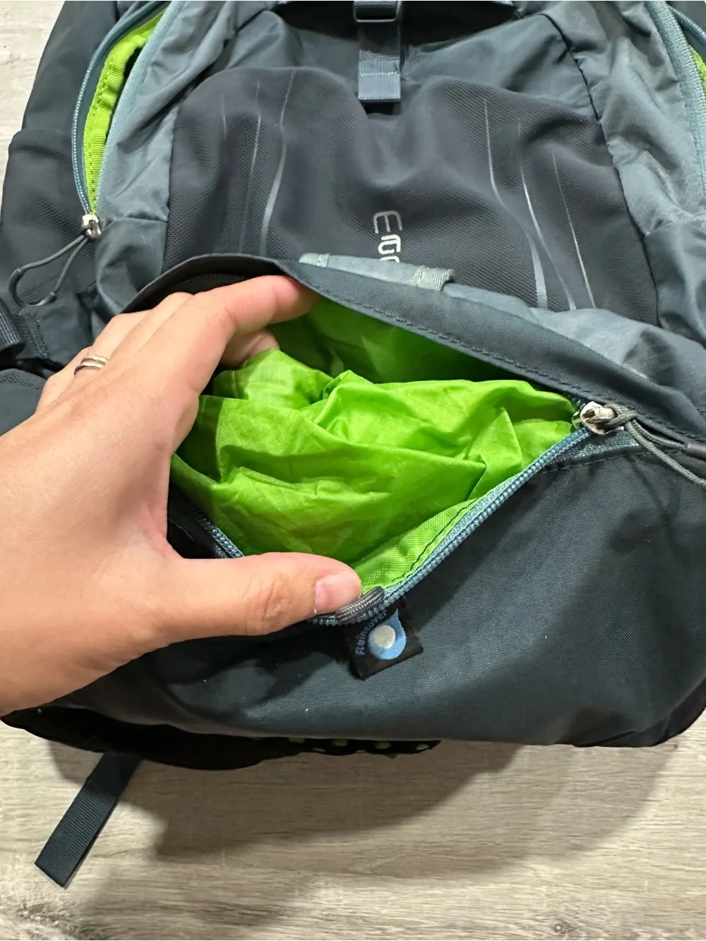 BGA36 Osprey Manta AG 28 Backpack Teal Blue W/ Rain Cover Hiking Biking Camping